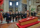 Presidente do Senado presta última homenagem ao Papa Francisco na Basílica de São Pedro, em Roma.