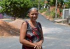 A autônoma Márcia Trindade, moradora do bairro Jardim América, comemora as obras de pavimentação executadas pelo governador Clécio Luís.