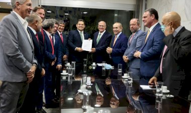 Presidente da CCJ, Davi Alcolumbre recebe sugestões para a PEC da Transição e garante que texto será analisado com responsabilidade