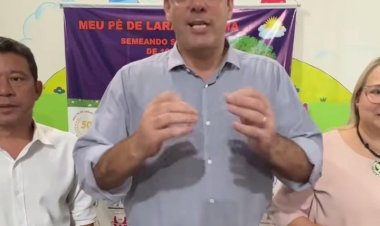 Por vingança, prefeito de Macapá exonera a professora e diretora da escola infantil Meu Pé de Laranja Lima por ela aparecer ao lado do vereador de oposição Pedro Dalua denunciando o abandono da escola
