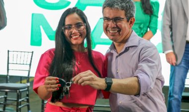 Randolfe celebra a entrega de 138 apartamentos aos beneficiários do Programa Casa Macapá