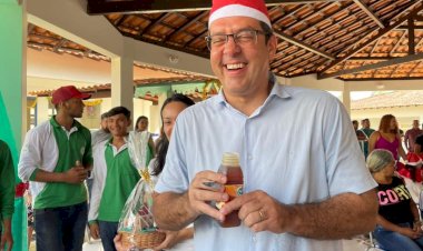 PREFEITÃO MALVADÃO: Filhos dos Verdinhos passam fome enquanto o prefeito Antônio Furlan desfila pela cidade fantasiado de Papai Noel