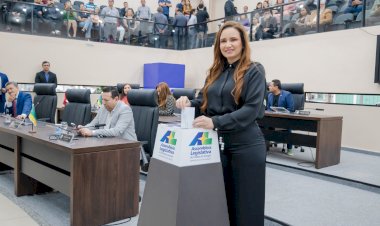 Em votação unânime, a deputada Alliny Serrão foi reeleita presidente da Assembleia Legislativa do Amapá