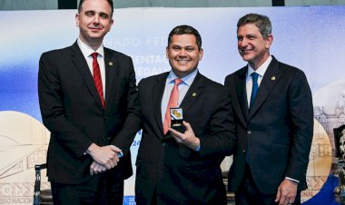Como ex-presidente do Senado Federal, Davi Alcolumbre recebe medalha comemorativa aos 200 anos da Casa
