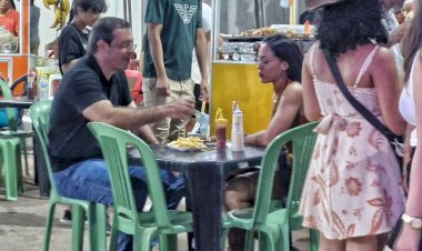 Casal Antônio e Rayssa Furlan é desprezado pelo público enquanto comia batatão em barraca da 53ª Expofeira