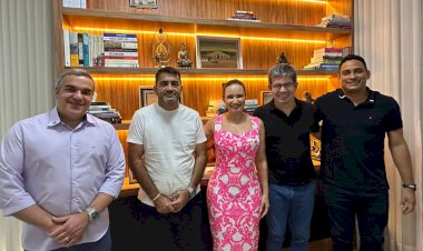 Ao lado do Prefeito Teddy, Márcio Serrão, Aline Serrão, Senador Randolfe Rodrigues anuncia a construção do Porto de Laranjal do Jari.