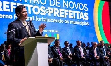 Alcolumbre reforça compromisso com municípios e descentralização de recursos em encontro nacional de prefeitos