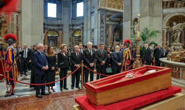 Presidente do Senado presta última homenagem ao Papa Francisco na Basílica de São Pedro, em Roma.