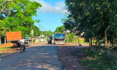 Descaso: no distrito do coração,  prefeito Furlan faz a coleta de lixo de forma precária usando caçamba