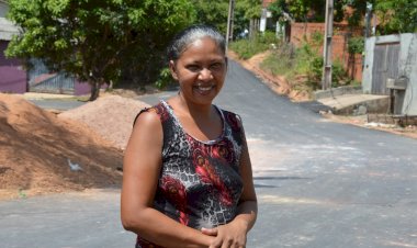 A autônoma Márcia Trindade, moradora do bairro Jardim América, comemora as obras de pavimentação executadas pelo governador Clécio Luís.