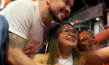 Em um clima de forte demonstração de força política e com o apoio de milhares de eleitores santanenses, Acácio Favacho, 151, oficializou a sua candidatura ao Senado