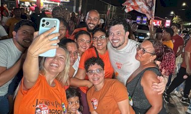 Acácio Favacho é recebido por apoiadores em Laranjal do Jari durante inauguração de comitê
