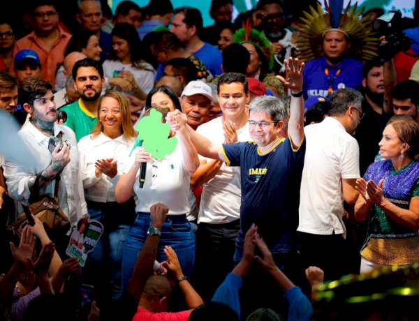 Convenção com 15 mil pessoas lança Randolfe Senador