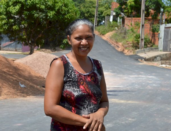 A autônoma Márcia Trindade, moradora do bairro Jardim América, comemora as obras de pavimentação executadas pelo governador Clécio Luís.