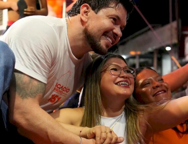 Em um clima de forte demonstração de força política e com o apoio de milhares de eleitores santanenses, Acácio Favacho, 151, oficializou a sua candidatura ao Senado