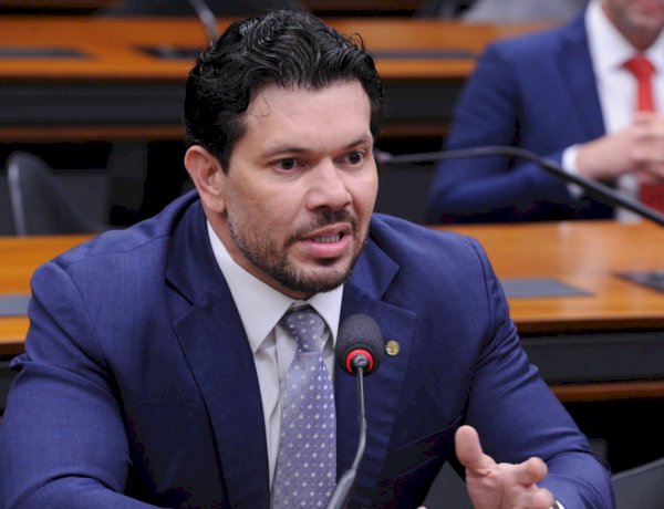 Pressão de Acácio Favacho impede adiamento e garante aprovação da PEC 47 na CCJ
