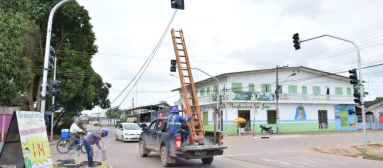 Prefeitura de Santana instala semáforos em 7 cruzamentos do município