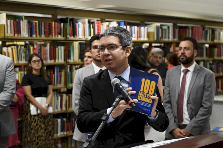 Randolfe lança livro 100 Vozes Pela Democracia e traz Conselho Editorial do Senado para Folia Literária do Amapá