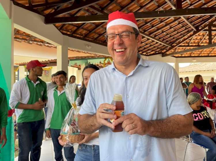 PREFEITÃO MALVADÃO: Filhos dos Verdinhos passam fome enquanto o prefeito Antônio Furlan desfila pela cidade fantasiado de Papai Noel