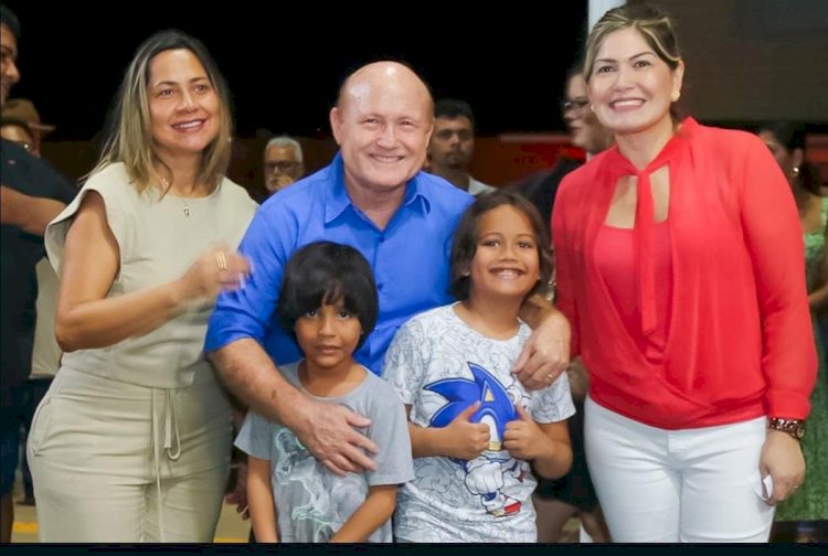 Prefeito Bala Rocha entrega praça financiada por emenda de ex-deputada Aline Gurgel aos moradores do bairro Paraíso