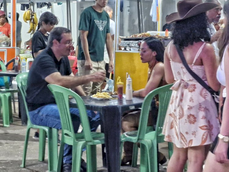 Casal Antônio e Rayssa Furlan é desprezado pelo público enquanto comia batatão em barraca da 53ª Expofeira