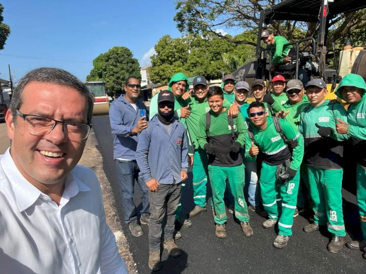 Prefestão, o covardão: depois ter aumentado seu salário em quase 40 mil reais ele deixa de pagar os trabalhadores da limpeza que fazem protesto por seus salários atrasados