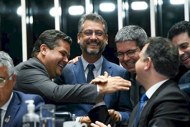 Ibama aprova plano de proteção para exploração de petróleo na foz do Amazonas, Governador Clécio e senadores Randolfe e Davi comemoram