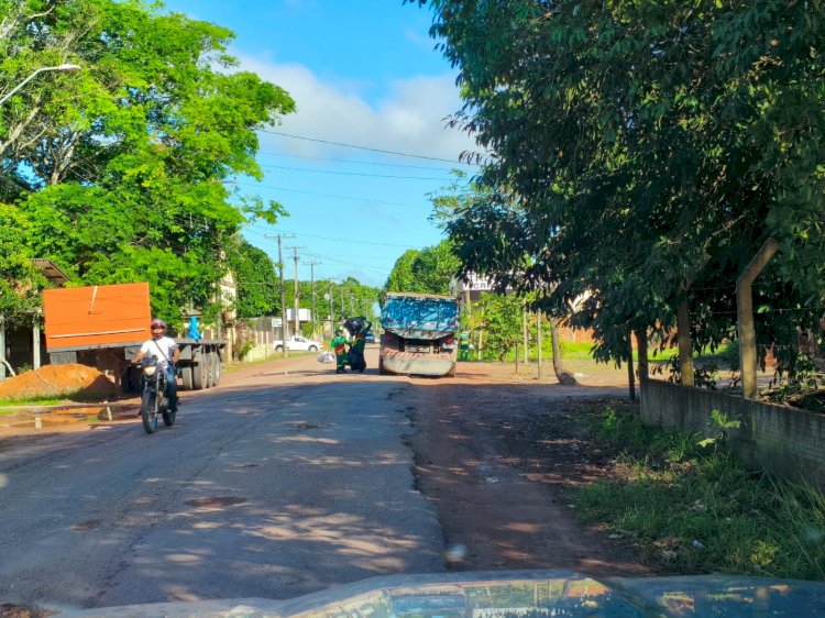 Descaso: no distrito do coração,  prefeito Furlan faz a coleta de lixo de forma precária usando caçamba
