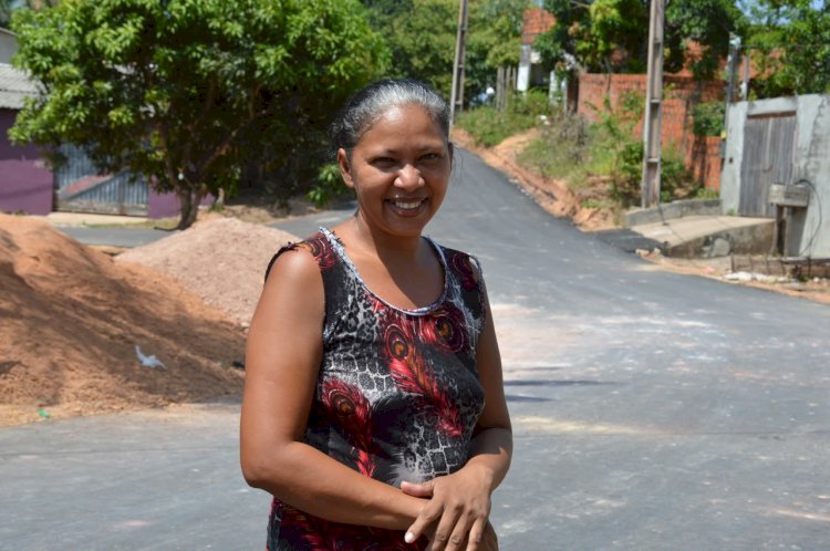 A autônoma Márcia Trindade, moradora do bairro Jardim América, comemora as obras de pavimentação executadas pelo governador Clécio Luís.