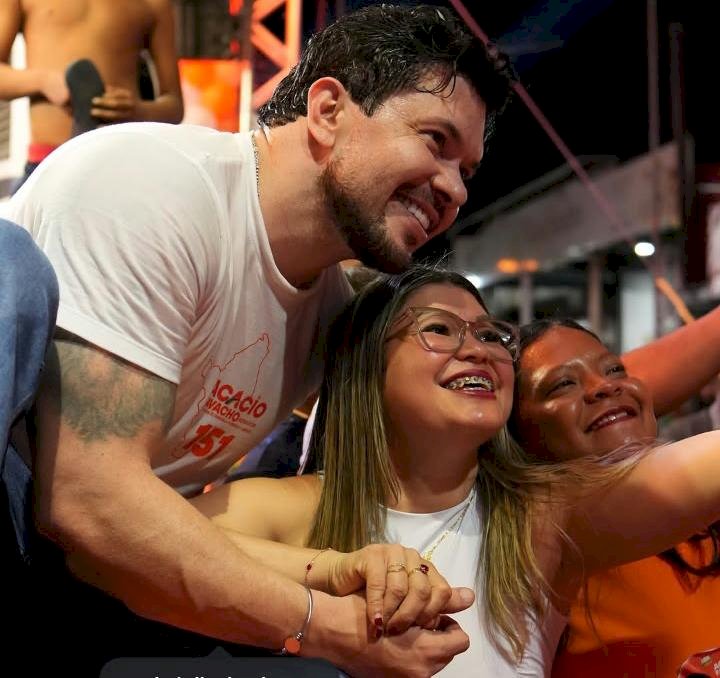 Em um clima de forte demonstração de força política e com o apoio de milhares de eleitores santanenses, Acácio Favacho, 151, oficializou a sua candidatura ao Senado