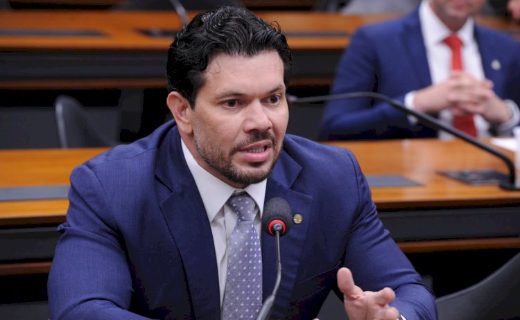 Pressão de Acácio Favacho impede adiamento e garante aprovação da PEC 47 na CCJ